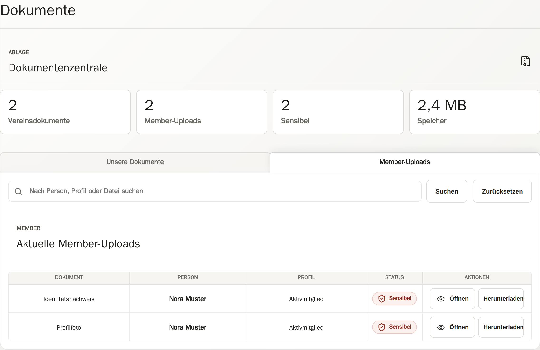 CRM-Dokumentenzentrale im Reiter Member-Uploads mit zwei geschützten Beispieldateien von Nora Muster und den Aktionen Öffnen und Herunterladen.