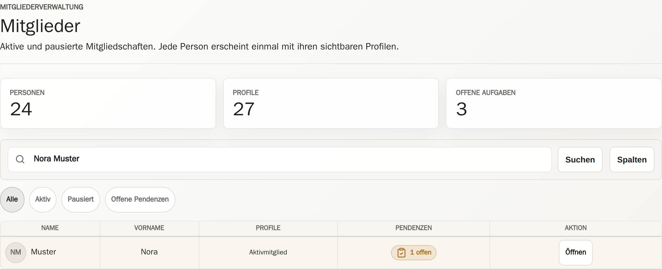 CRM-Mitgliederliste mit Suche nach Nora Muster, Statusfiltern, Mitgliedschaft und einer offenen Aufgabe.