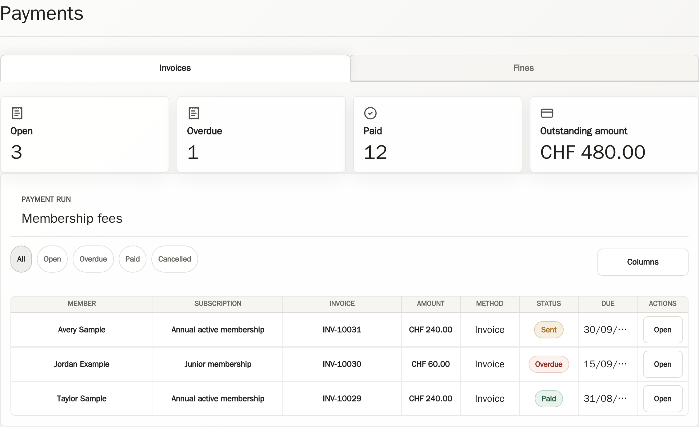 CRM payment overview with status totals, filters and three synthetic invoices.